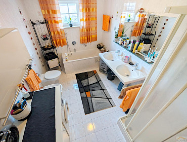 Badezimmer mit Fenster, Bidet, Dusche & Badewanne