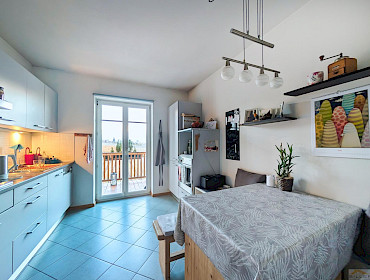 separate Wohnküche mit Balkon