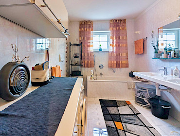 Badezimmer mit Fenster