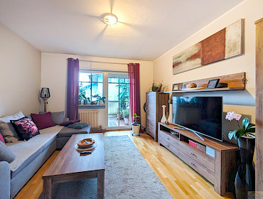 Wohnzimmer mit Zugang zum Balkon