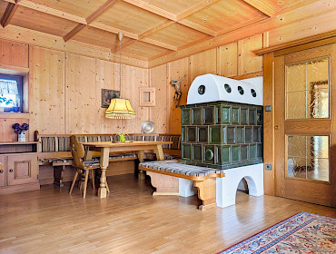 Stube mit Kachelofen und Eckbank Stube mit Kachelofen und Eckbank