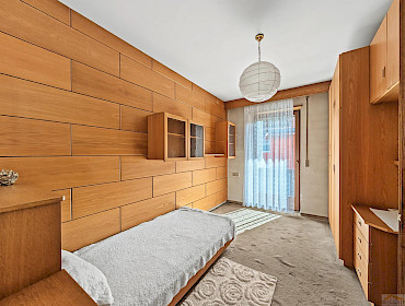 Gäste- oder Kinderzimmer mit Zugang zum Balkon Gäste- oder Kinderzimmer mit Zugang zum Balkon