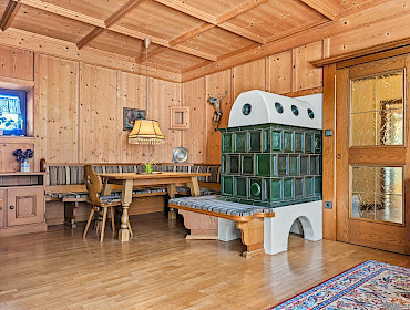Stube mit Kachelofen und Eckbank Stube mit Kachelofen und Eckbank
