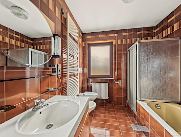 Badezimmer mit Dusche und Badewanne + Fenster Badezimmer mit Dusche und Badewanne + Fenster