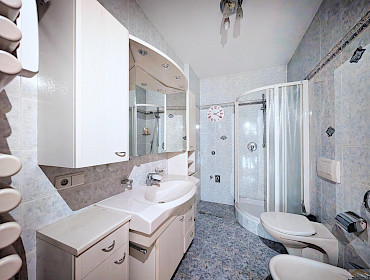 Badezimmer mit Dusche und Bidet