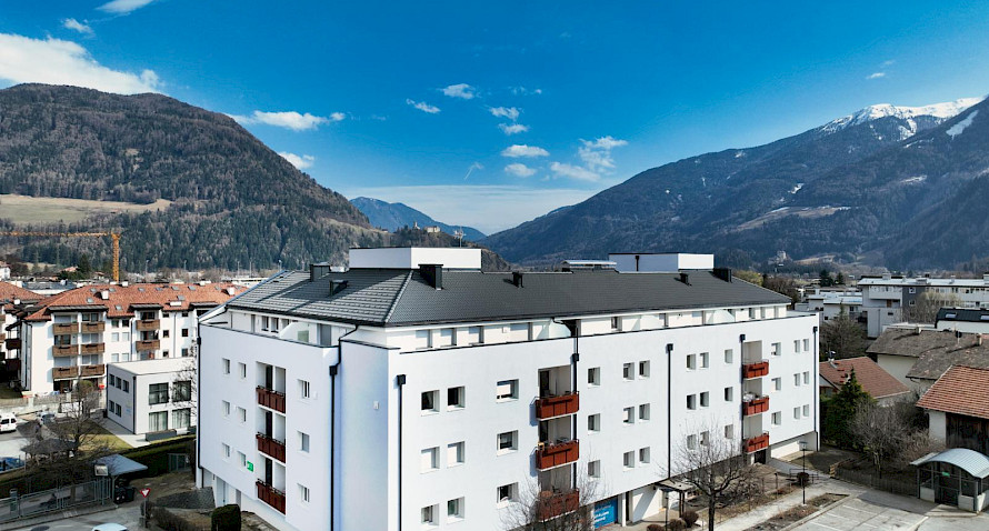 central 2-bedroom apartment with basement & car space Bild