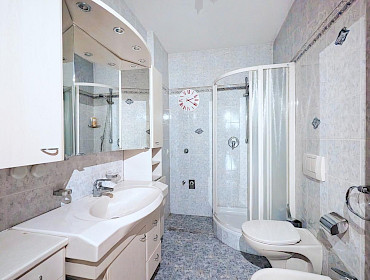 Badezimmer mit Dusche und Bidet