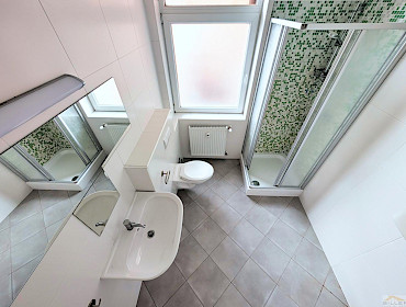 Badezimmer mit Fenster und Dusche