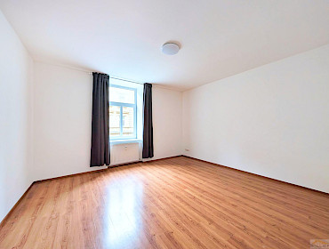 helles Schlafzimmer mit Fenster