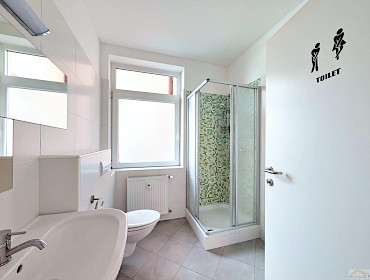 Badezimmer mit Fenster und Dusche