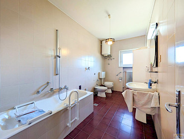 Badezimmer mit Fenster, Bidet und Badewanne Badezimmer mit Fenster, Bidet und Badewanne