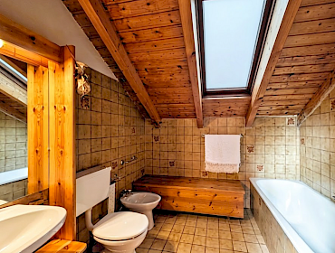 Badezimmer mit Dachfenster und Tages-WC + Bidet