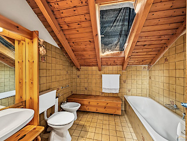 Badezimmer mit Dachfenster und Tages-WC + Bidet Badezimmer mit Dachfenster und Tages-WC + Bidet