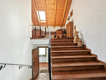 die Treppe führt in den letzten Stock die Treppe führt in den letzten Stock
