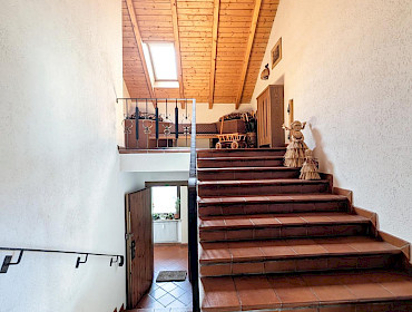 die Treppe führt in den letzten Stock die Treppe führt in den letzten Stock