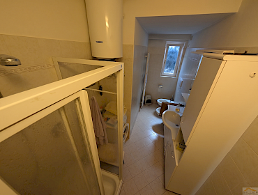 Badezimmer mit Dusche und Fenster