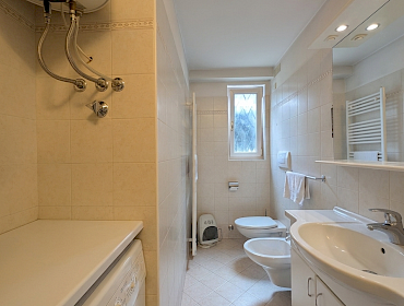 Badezimmer mit Dusche und Fenster Badezimmer mit Dusche und Fenster