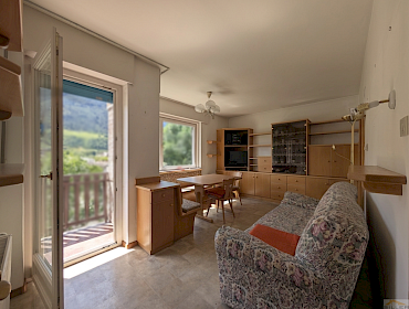 helles Wohnzimmer mit Zugang zum Balkon helles Wohnzimmer mit Zugang zum Balkon