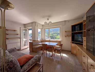 helles Wohnzimmer mit Zugang zum Balkon helles Wohnzimmer mit Zugang zum Balkon