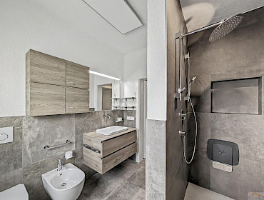 Badezimmer mit Dusche, Bidet und Fenster Badezimmer mit Dusche, Bidet und Fenster