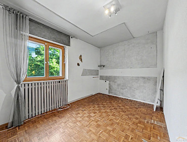 Hauptschlafzimmer mit hellem Fenster Hauptschlafzimmer mit hellem Fenster