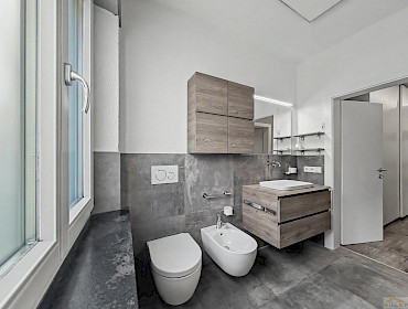 Badezimmer mit Dusche, Bidet und Fenster Badezimmer mit Dusche, Bidet und Fenster