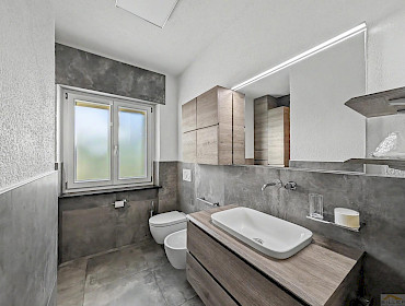 Badezimmer mit Dusche, Bidet und Fenster Badezimmer mit Dusche, Bidet und Fenster