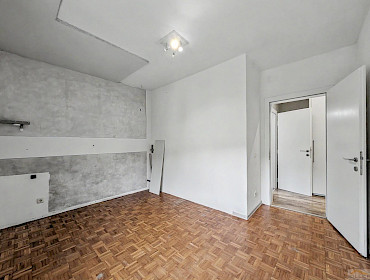 Hauptschlafzimmer mit hellem Fenster Hauptschlafzimmer mit hellem Fenster