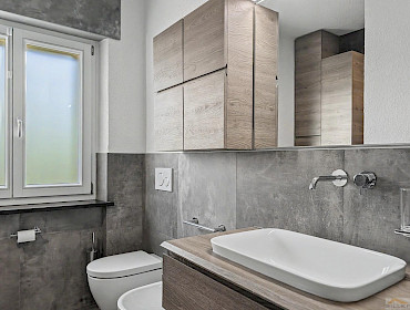 Badezimmer mit Dusche, Bidet und Fenster Badezimmer mit Dusche, Bidet und Fenster