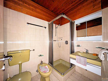 Badezimmer mit Dusche und Bidet