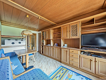 Wohnzimmer mit traditionellem Holzofen Wohnzimmer mit traditionellem Holzofen