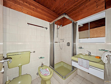 Badezimmer mit Dusche und Bidet Badezimmer mit Dusche und Bidet