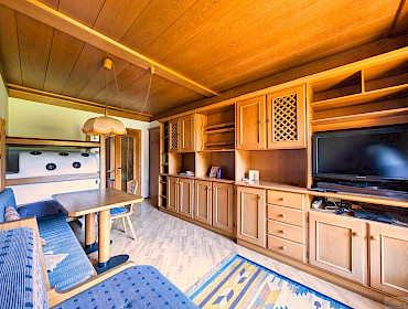 Wohnzimmer mit traditionellem Holzofen