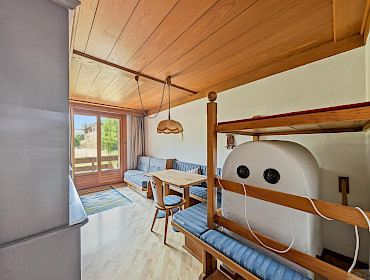 Wohnzimmer mit traditionellem Holzofen Wohnzimmer mit traditionellem Holzofen