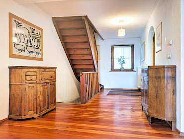 Eine Treppe verbindet die Stockwerke des Hauses. Eine Treppe verbindet die Stockwerke des Hauses.