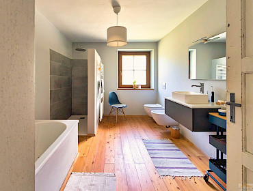 2. modernes Badezimmer mit Walk-in Dusche, Badewanne, Bidet und Fenster 2. modernes Badezimmer mit Walk-in Dusche, Badewanne, Bidet und Fenster