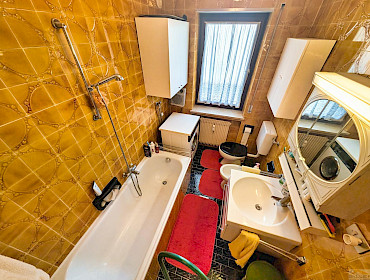 Badezimmer mit Badewanne, Bidet und Fenster Badezimmer mit Badewanne, Bidet und Fenster