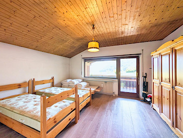 Hauptschlafzimmer mit Zugang zum Balkon Hauptschlafzimmer mit Zugang zum Balkon