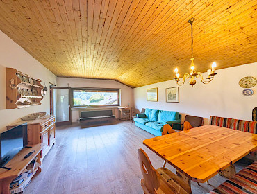 Wohnzimmer mit Zugang zum Balkon Wohnzimmer mit Zugang zum Balkon
