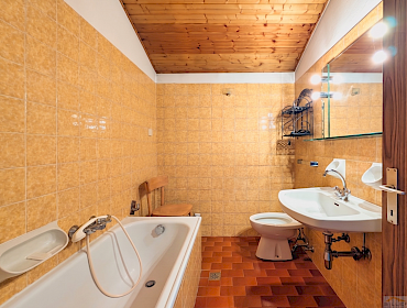 Badezimmer mit Badewanne und Bidet Badezimmer mit Badewanne und Bidet