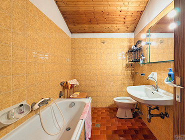 Badezimmer mit Badewanne und Bidet Badezimmer mit Badewanne und Bidet
