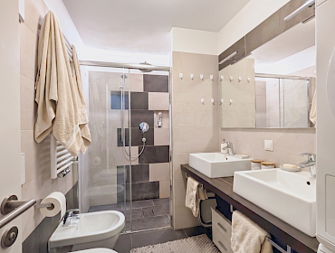 Badezimmer mit Dusche