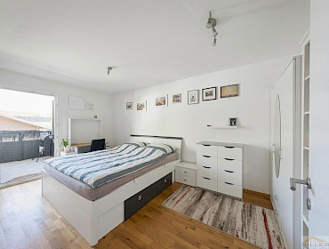 Schlafzimmer mit Ausgang zum Balkon