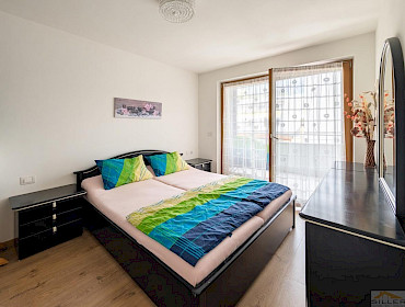 Hauptschlafzimmer mit Zugang zum Balkon Hauptschlafzimmer mit Zugang zum Balkon