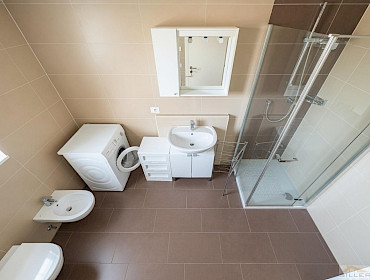 Badezimmer mit Dusche und Fenster Badezimmer mit Dusche und Fenster
