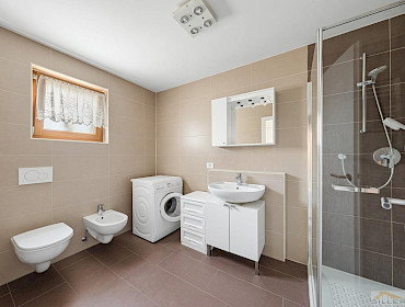 Badezimmer mit Dusche und Fenster Badezimmer mit Dusche und Fenster