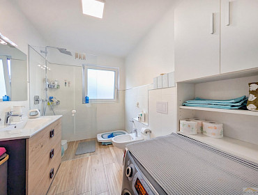 Hauptbadezimmer mit Fenster, Dusche und Bidet