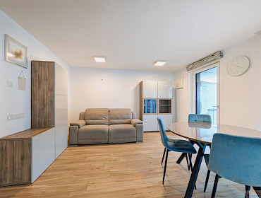 helles Wohnzimmer mit Wohnküche