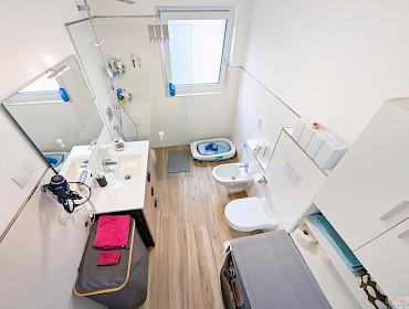Hauptbadezimmer mit Fenster, Dusche und Bidet