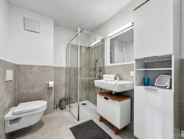 modernes Badezimmer mit walk-in Dusche modernes Badezimmer mit walk-in Dusche